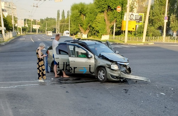 Во Владимире легковушка от столкновения с такси "улетела" на газон