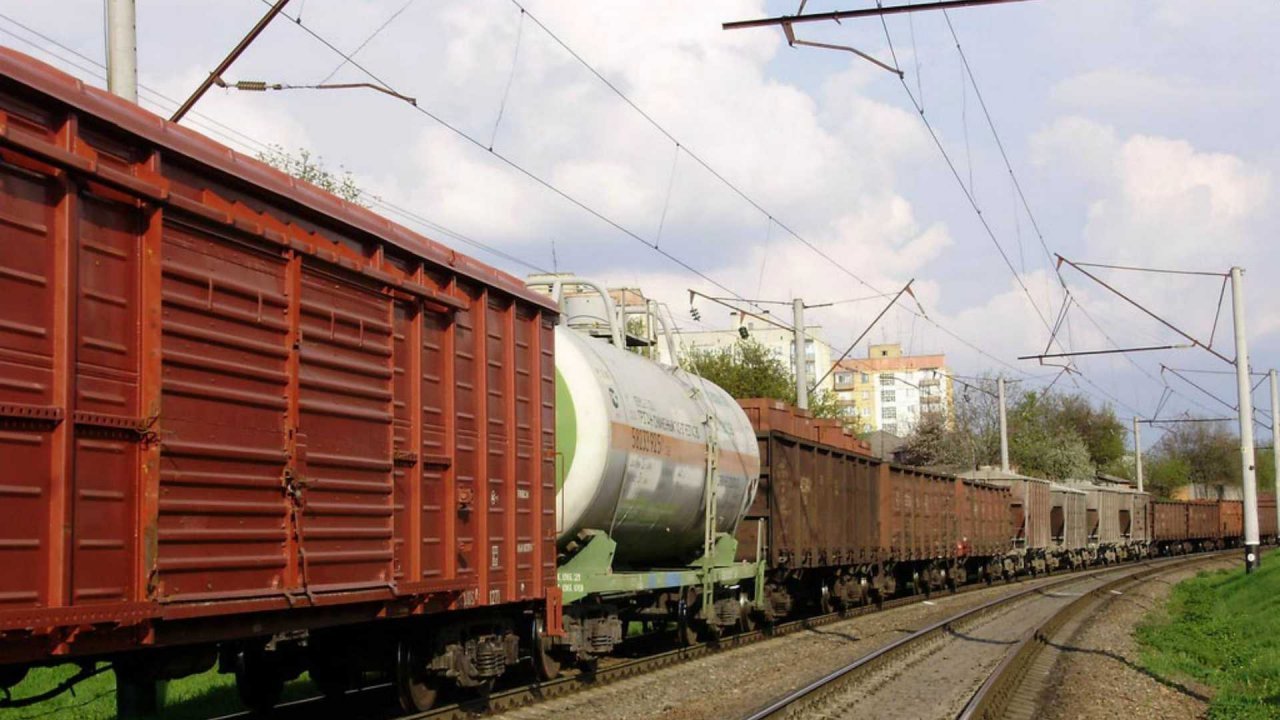В Александровском районе грузовой поезд насмерть сбил москвича