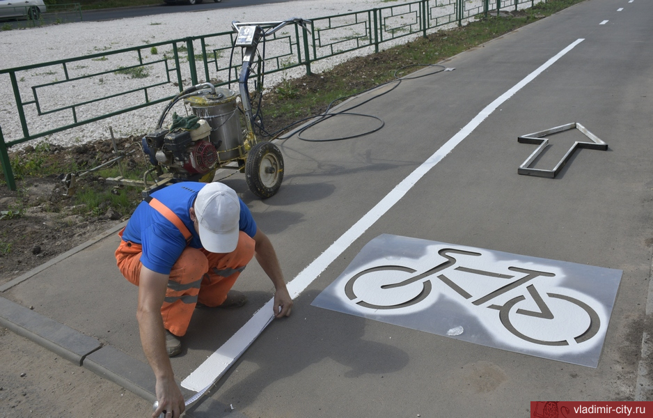 На улице Соколова-Соколёнка обновили разметку велодорожек и тротуаров