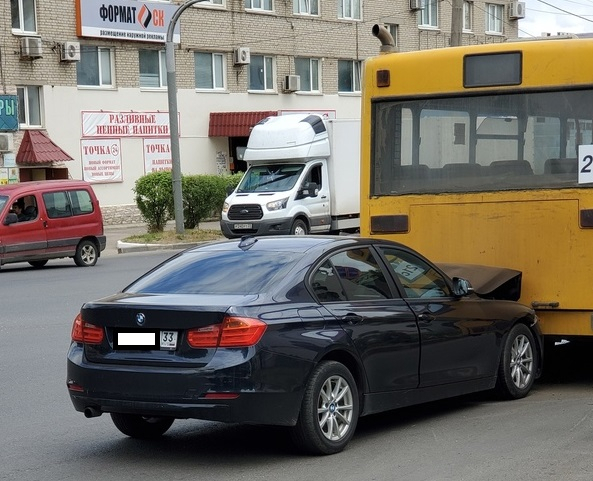 Во Владимире автоледи на иномарке влетела в автобус