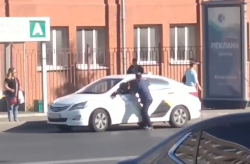 Жёсткая разборка: во Владимире подрались таксист и пешеход