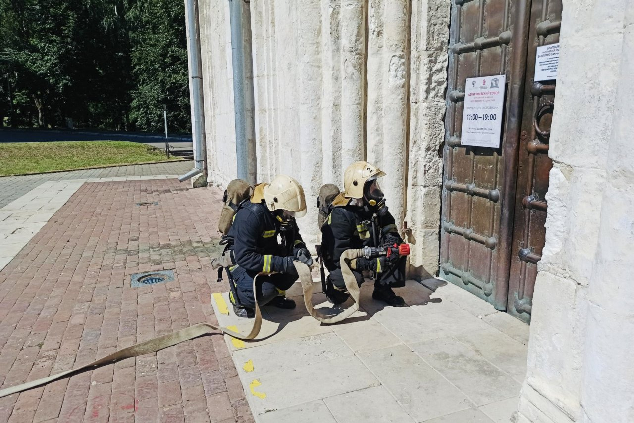 Владимирские пожарные потушили Дмитриевский собор