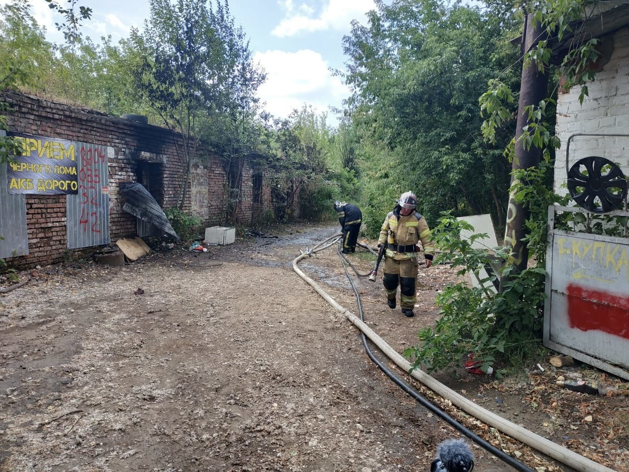 В заброшенном гараже во Владимире горели мусор и покрышки