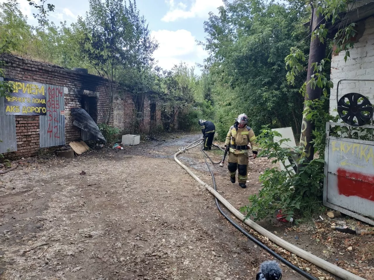 Фото к статье: В заброшенном гараже во Владимире горели мусор и покрышки