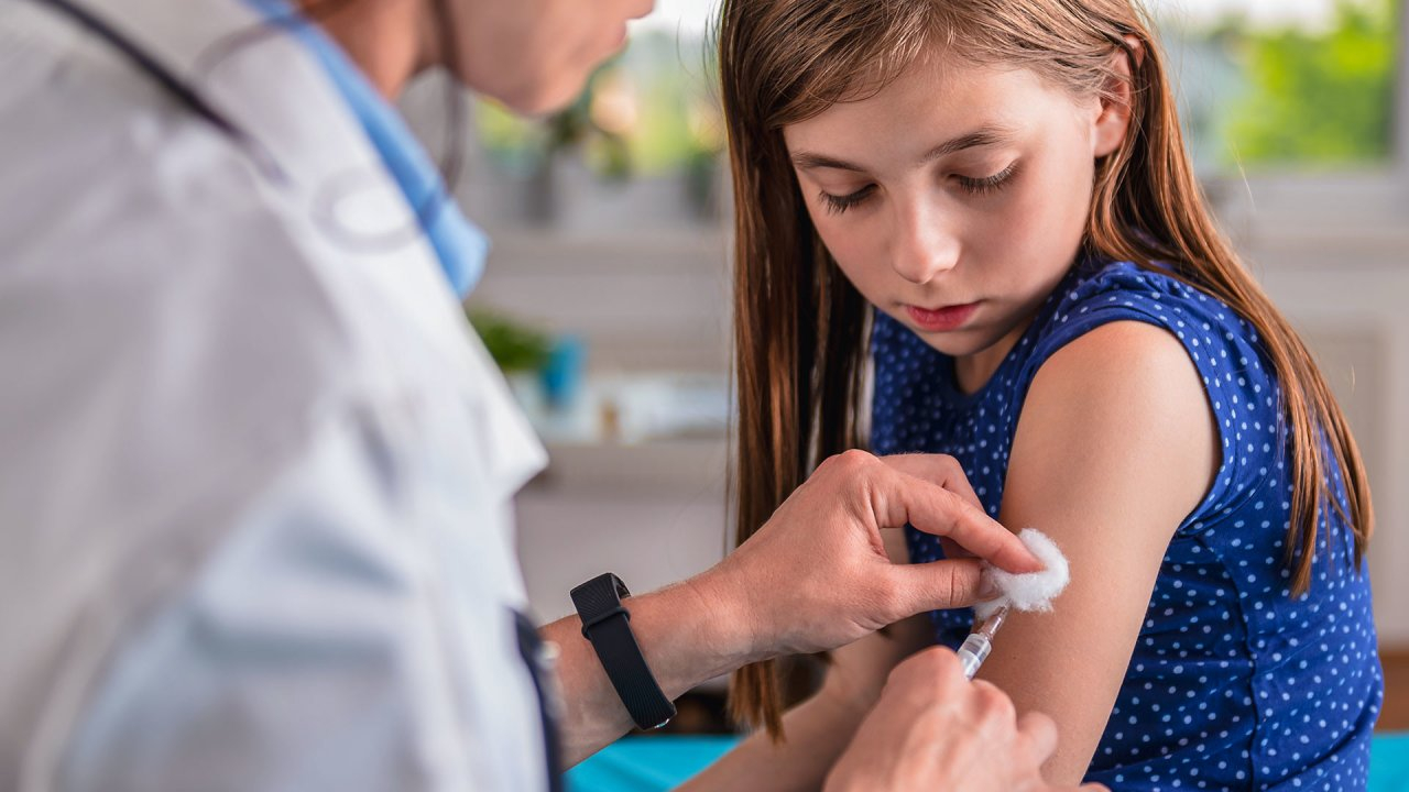 Вакцину "ЭпиВакКорона" собираются испытать на подростках