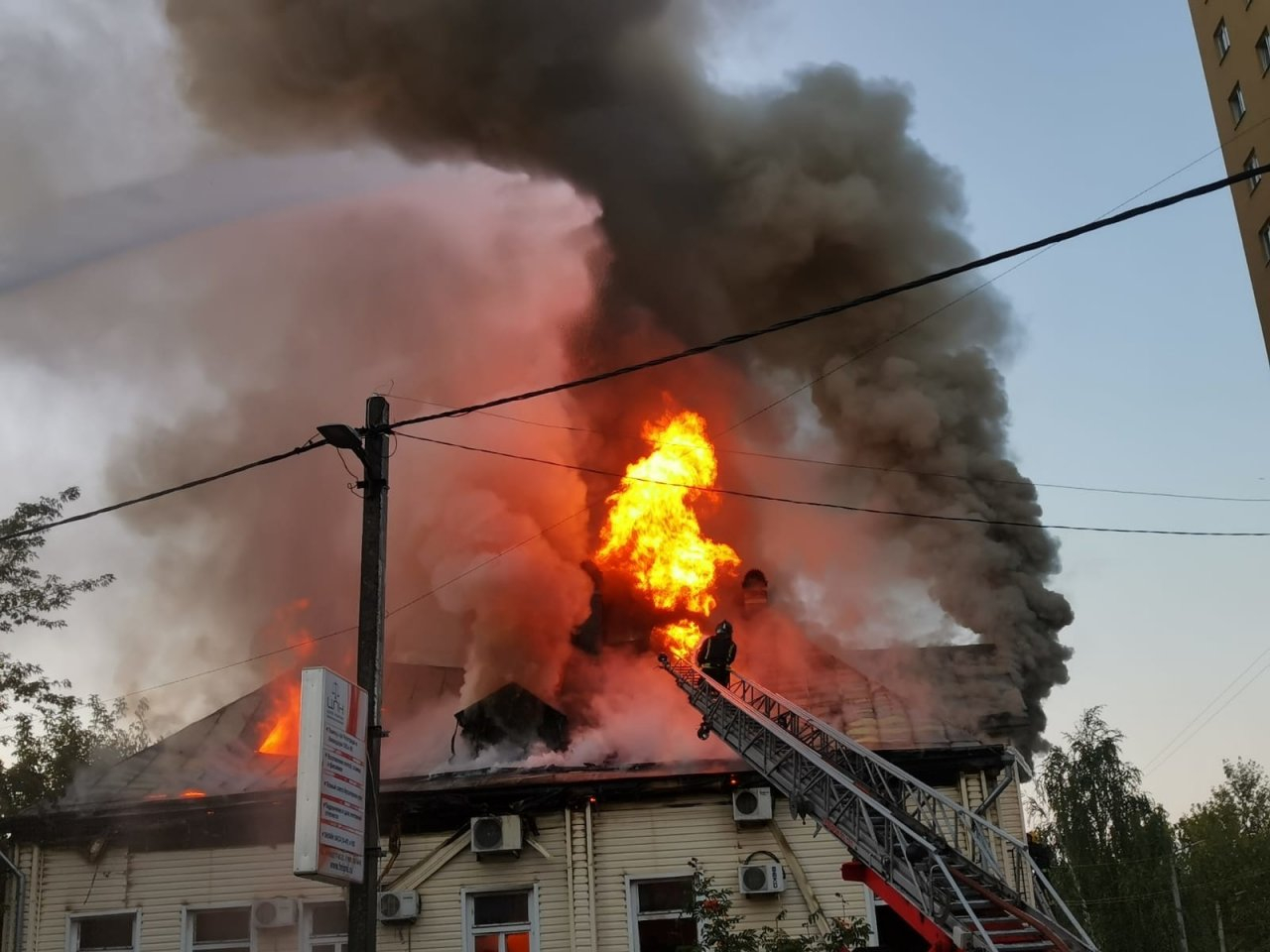 Пожарные более часа тушили возгорание в центре Владимира