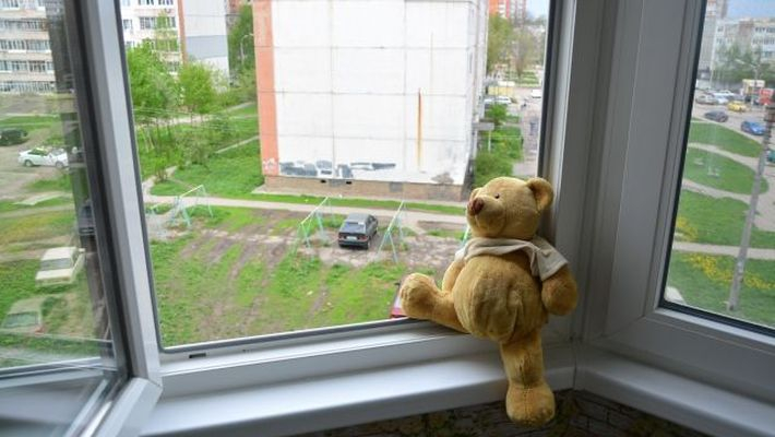 В Коврове из окна на четвёртом этаже жилого дома выпала девочка
