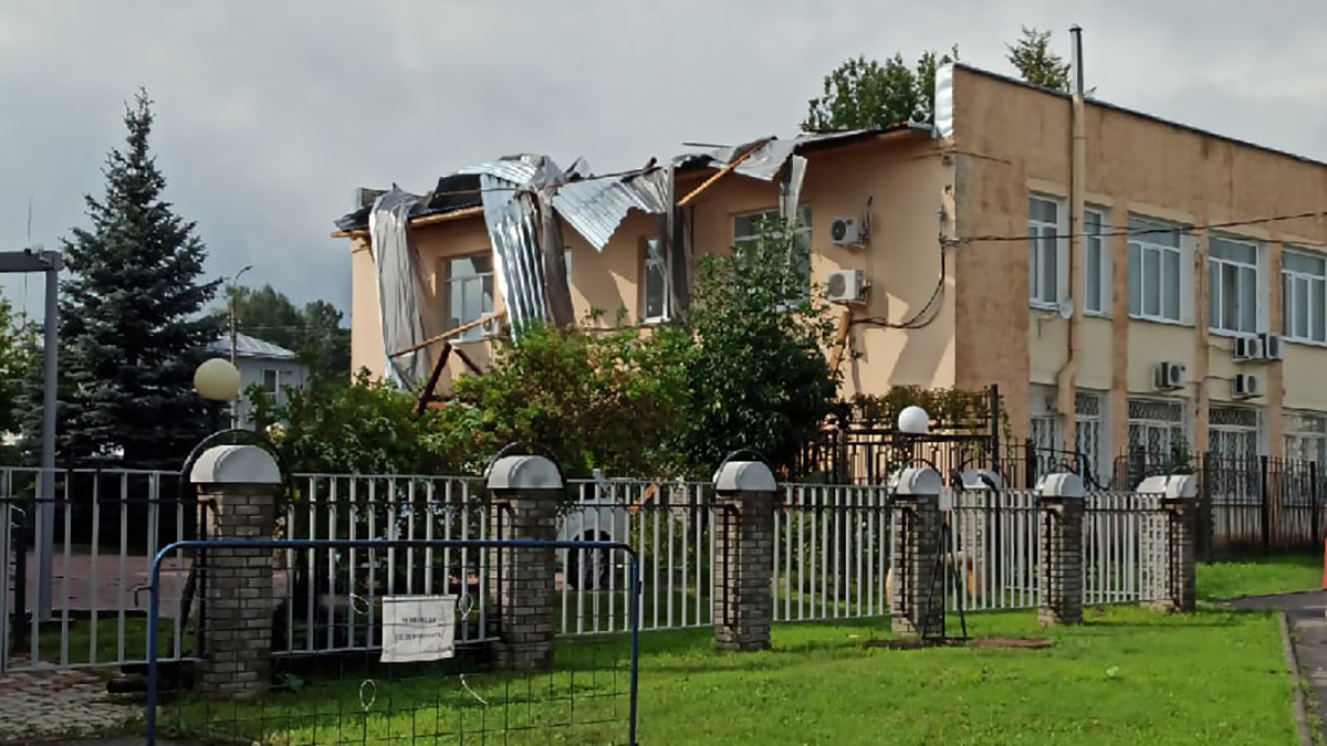 Ураган в Гороховце сорвал крышу со здания Пенсионного фонда