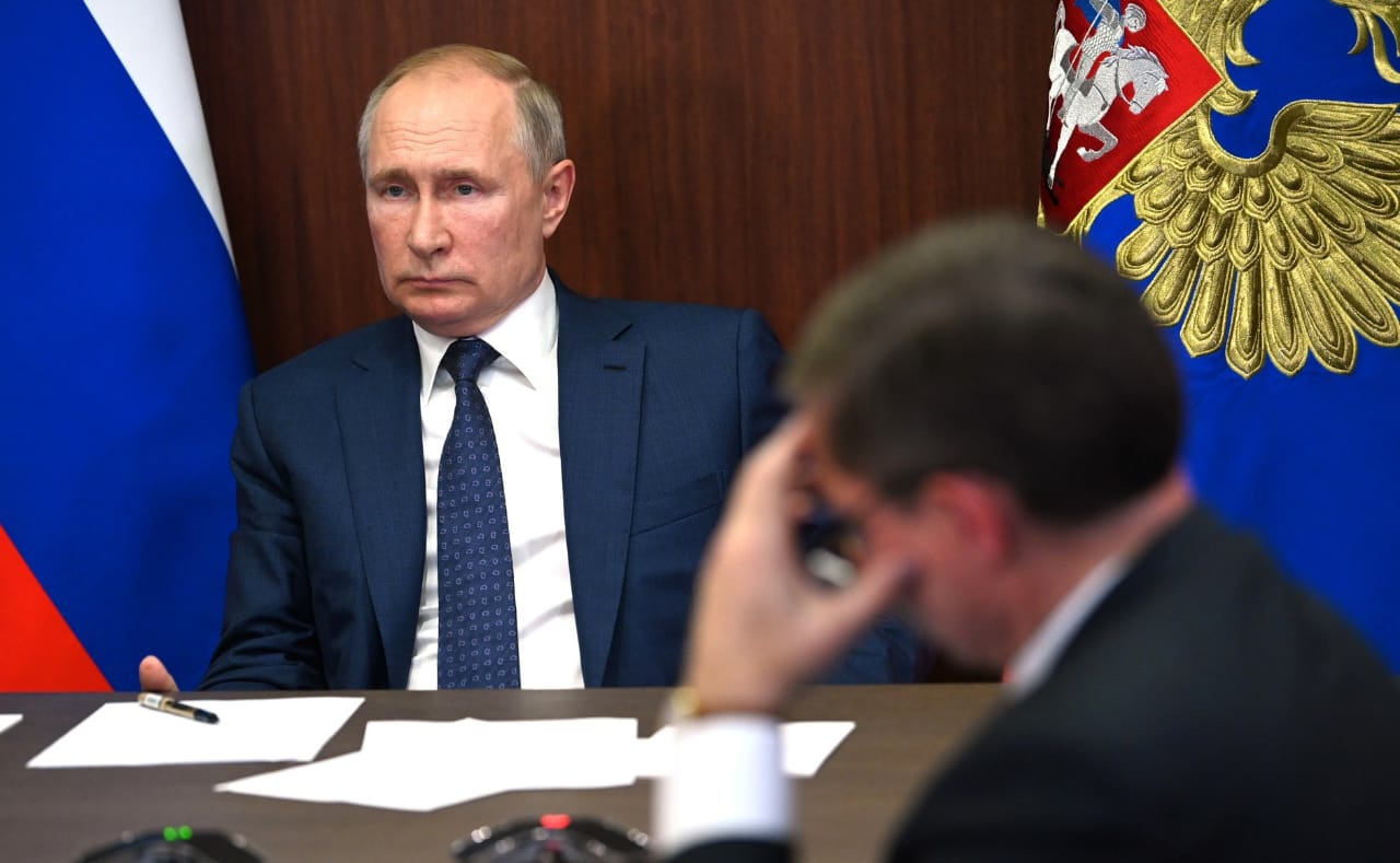 Владимир Путин в круглосуточном режиме контролирует ситуацию по подтоплениям и лесным пожарам в России