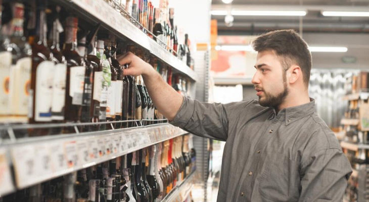 В России предложили продавать крепкий алкоголь с 21 года