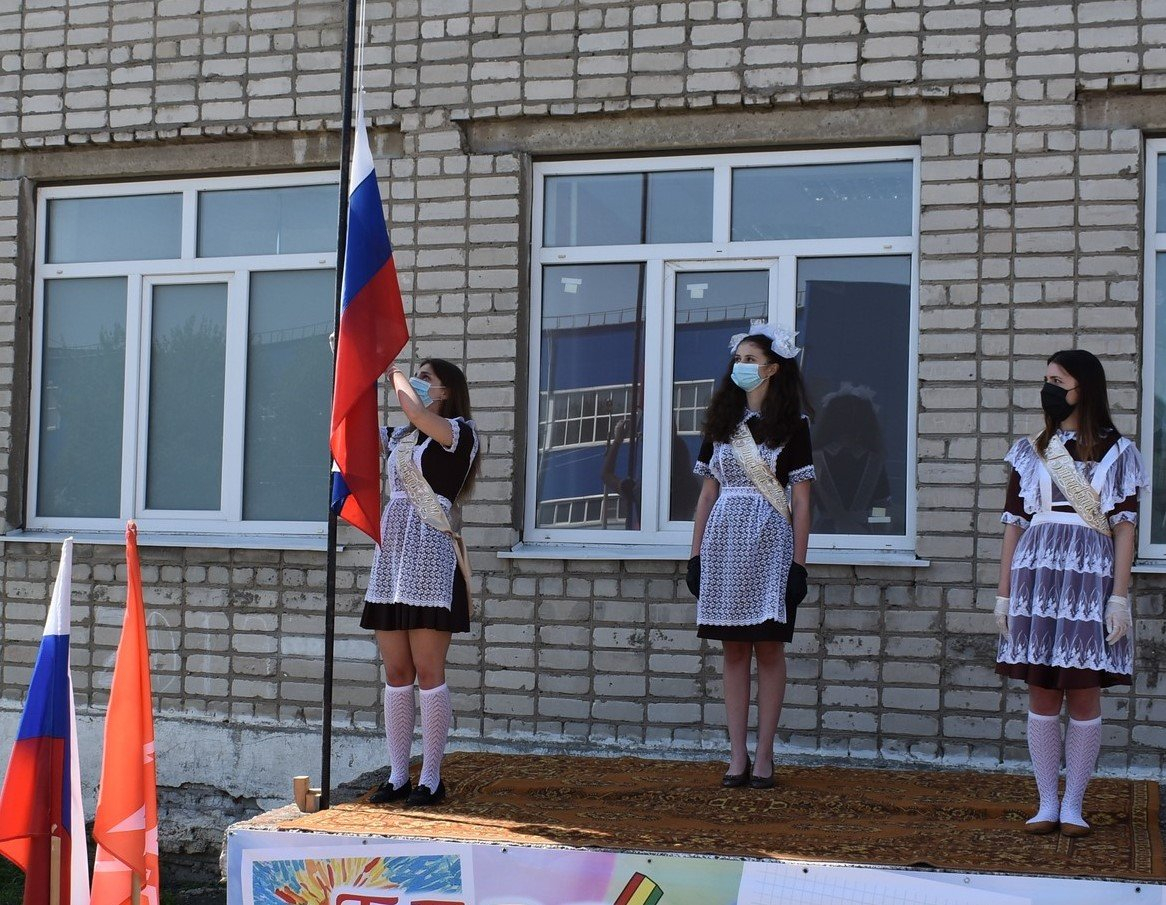 В российских школах введут традицию поднимать государственный флаг