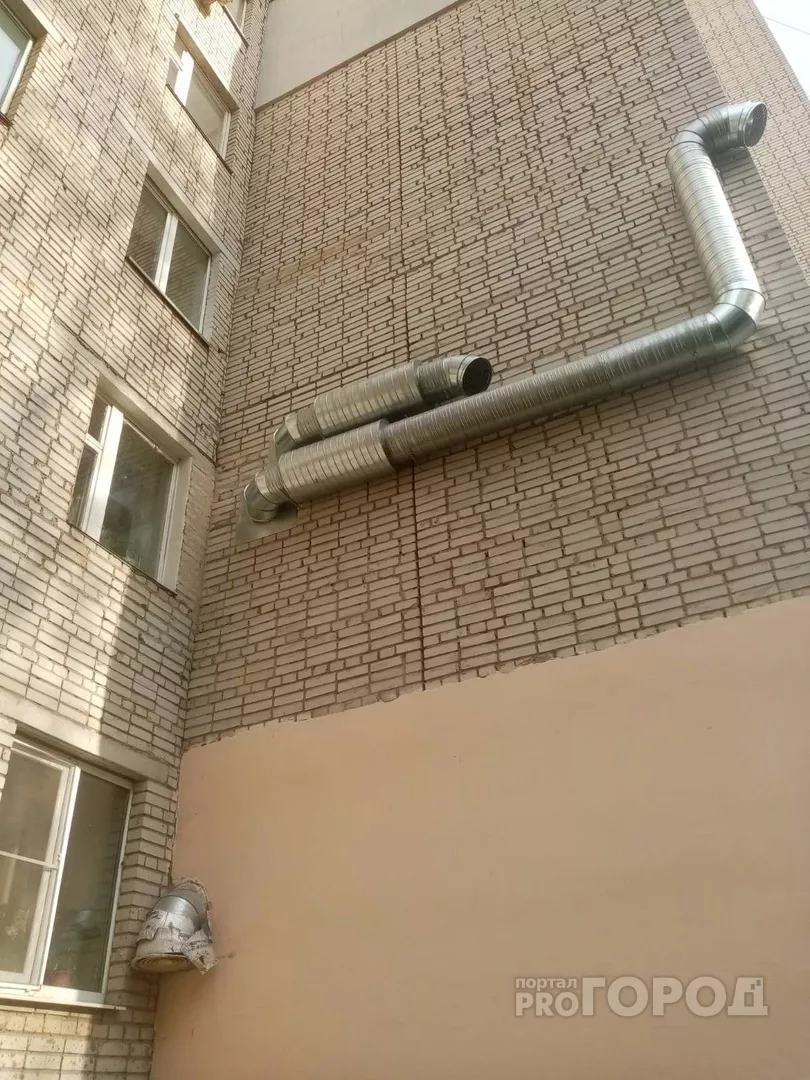 Фото к статье: "Это нормально? Вентиляционную трубу повесили прямо перед моим окном!"