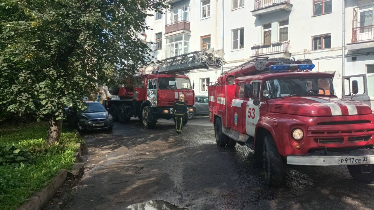 В центре Владимира горел дом: потребовалась эвакуация, один жилец погиб