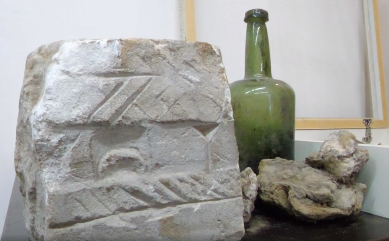 Отрез ткани, мужская обувь, челюсть животного - удивительные находки 17 века