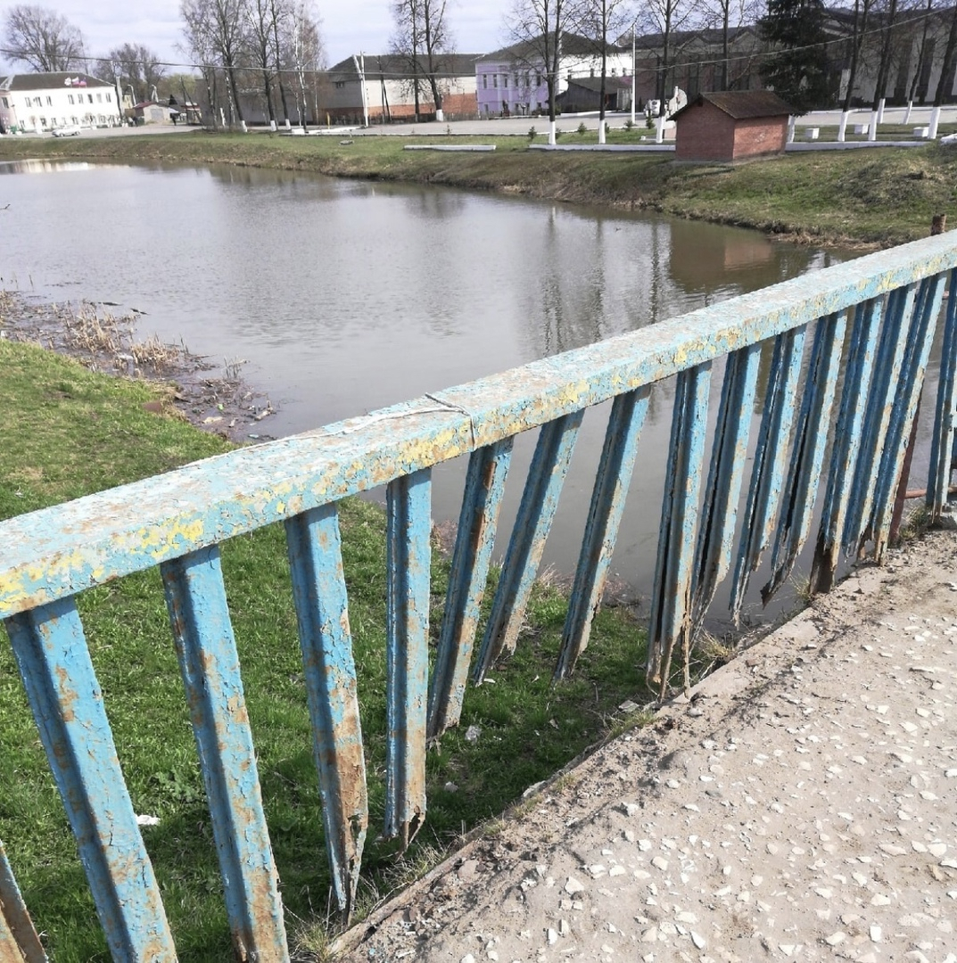 В Юрьев-Польском красят сгнившие перила моста у завода "Промсвязь"