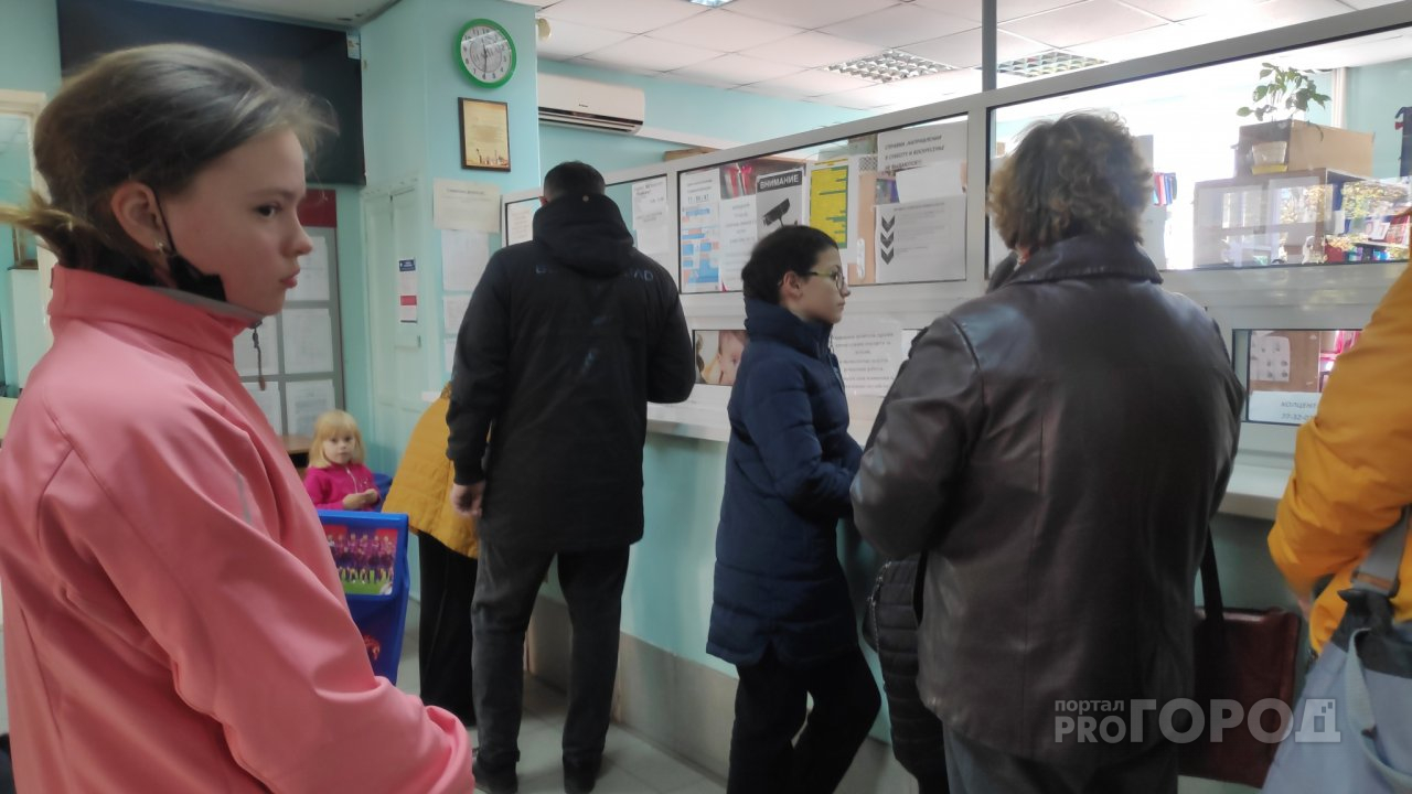 "Дышать нечем и сидим по несколько часов": как принимают детей в поликлинике на Каманина