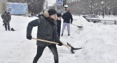 Работники мэрии подключились к уборке снега с улиц Владимира