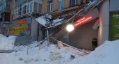 Из-за свалившейся глыбы снега обрушилась крыша магазина