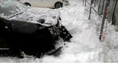 Глыбы льда упали на 4 машины с крыши дома на Усти-на-Лабе