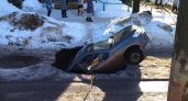 В Муроме легковушка почти целиком ушла под асфальт