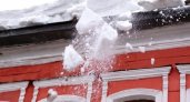 В Муроме глыба льда упала с крыши школы на пенсионерку