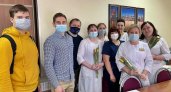 Волонтеры поздравили владимирских врачей с 8 марта