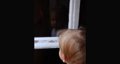 В Коврове трехлетний малыш свесился с третьего этажа, застряв в окне