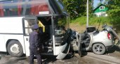Водитель "Рено" скончался на месте после столкновения с перевозившим детей "Неопланом"