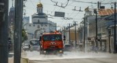Поливальные машины и 48 рабочих: как мэрия продолжает благоустройство в такую жару
