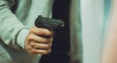 В александровском магазине скрутили мужчину с пистолетом