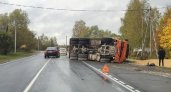 На дороге под Владимиром опрокинулся КамАЗ с песком