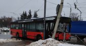 Во Владимире автобус врезался в столб