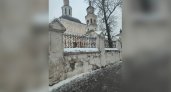 В центре Владимира разрушается стена древнего монастыря  