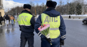 Во Владимире инспекторы ДПС останавливали автоледи на Соборной площади и дарили им цветы