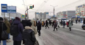 На остановке общественного транспорта в Радужном ударили и обокрали мужчину