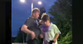 В парке "Добросельский" мужчина выбил телефон из рук подростка и надавал парню по шее