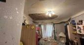 В квартире, где живет семья с четырьмя маленькими детьми, обвалился потолок