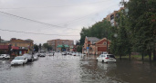 Александров снова затопило после дождя: автомобили тонут, а местные устраивают "заплывы"