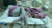 В Областном перинатальном центре в детские кроватки к новорожденным кладут вязаных осьминогов