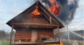 В Кольчугинской деревне Новая средь бела дня сгорел дом