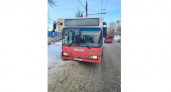 Во Владимире автобус №32 наехал на снежный вал 