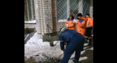 Во Владимире канализационный люк закатали в асфальт 