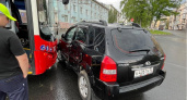 У "Хёндай" бочина всмятку: во Владимире городской автобус помял легковушку