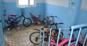 Заставят убрать вещи из подъездов: штрафы за велосипеды и коляски под лестницей до 400 тысяч рублей