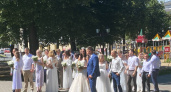Во владимирском парке "Липки" одновременно поженились десятки пар