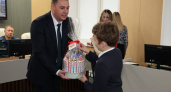 Дмитрий Наумов наградил школьника, который сообщил о возгорании в Заклязьменском 