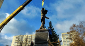 На площадь перед зданием областного суда во Владимире привезли памятник Сперанскому