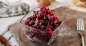 Рецепт вкусного и сытного салата со свеклой — домочадцы потребуют добавки, а про винегрет можно забыть