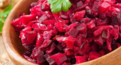 Салат "Свекольное очарование" станет любимым блюдом этой весны - домашние быстро сметают его со стола 