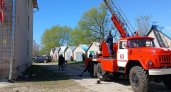 При пожаре в трехэтажном доме в поселке Максима Горького пострадали два человека